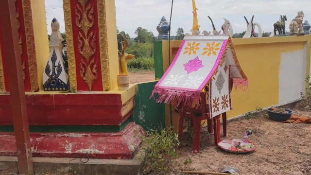 ญาตินำเถ้ากระดูกเสี่ยเต้ยใส่ธาตุตั้งประตูวัดตามคำสั่งเสีย