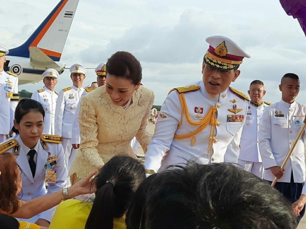 "ในหลวง-พระราชินี"ทรงเยี่ยมปชช.เฝ้าฯรับเสด็จในสนามบินตรัง "ในหลวง-พระราชินี"ทรงเยี่ยมปชช.เฝ้าฯรับเสด็จในสนามบินตรัง