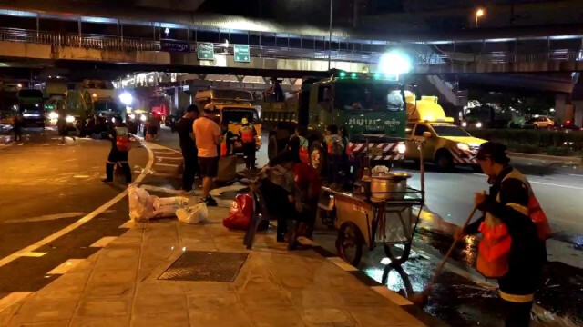 กทม.เร่งทำความสะอาด 5 แยกลาดพร้าว หลังยุติการชุมนุม