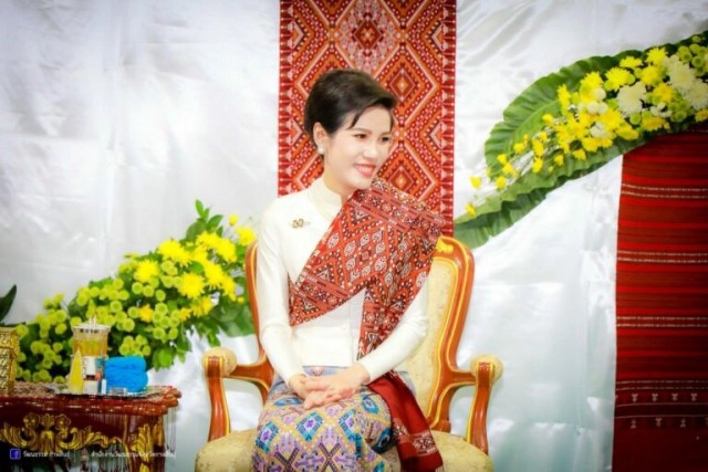 งดงาม"เจ้าคุณพระสินีนาฏ" สวมชุดผ้าไหมแพรวาฟ้อนรำร่วมชาวกาฬสินธุ์