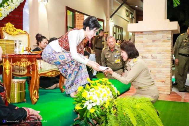 งดงาม"เจ้าคุณพระสินีนาฏ" สวมชุดผ้าไหมแพรวาฟ้อนรำร่วมชาวกาฬสินธุ์