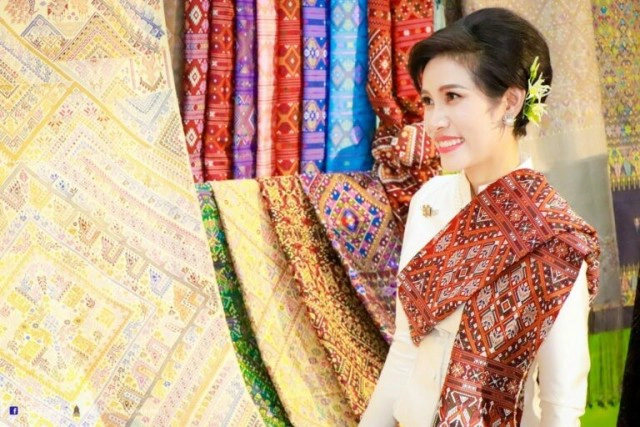 งดงาม"เจ้าคุณพระสินีนาฏ" สวมชุดผ้าไหมแพรวาฟ้อนรำร่วมชาวกาฬสินธุ์