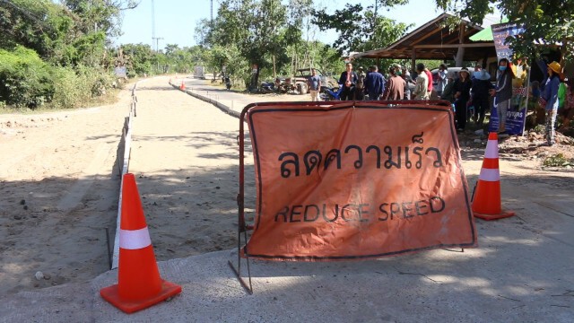กลุ่มชาวบ้านคัดค้านหยุดสร้างถนนคอนกรีตทับลาดยาง