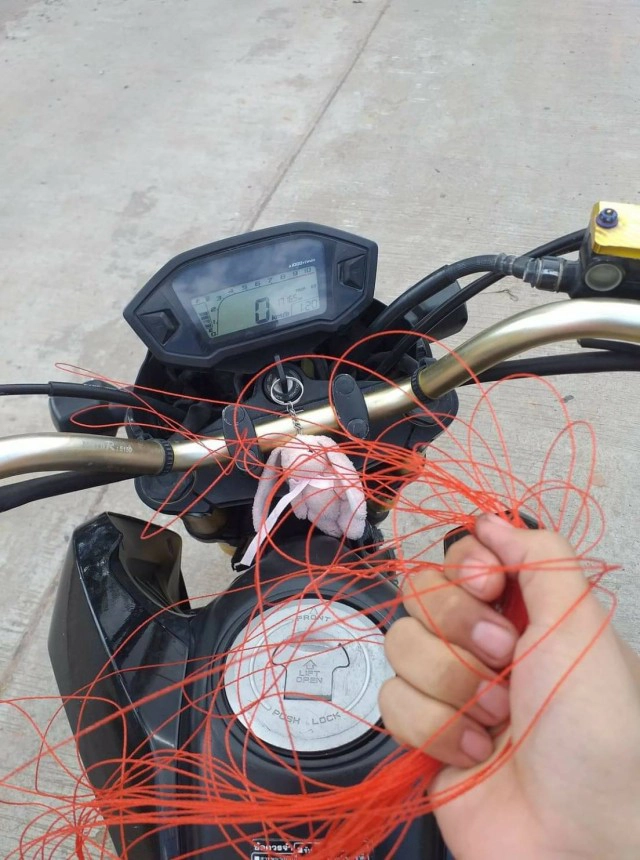 หนุ่มขี่ จยย.ถูกเชือกว่าวขวางถนนบาดคอ