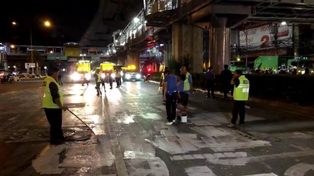 กทม.เร่งทำความสะอาด 5 แยกลาดพร้าว หลังยุติการชุมนุม