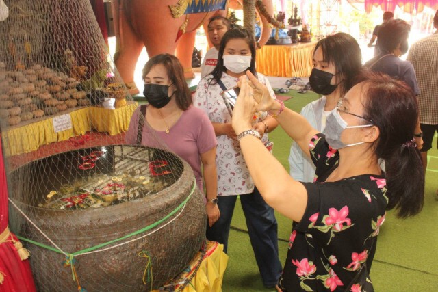 สาวหอบ 6 แสน แก้บน"กุมารเจ้าสัวเฮง" ประชาชนแห่ส่องอ่างน้ำมนต์ขอโชค