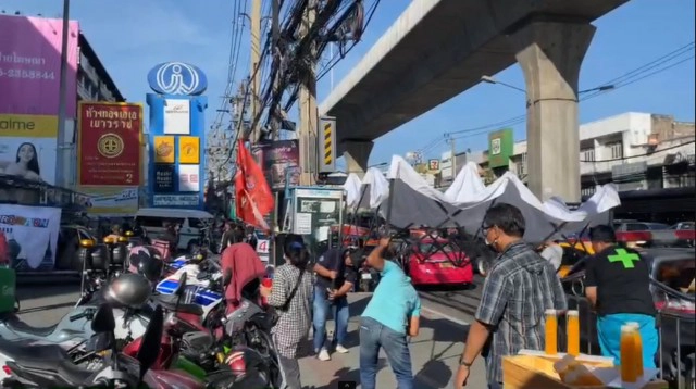 มวลชนเริ่มรวมตัว หน้าศูนย์การค้าอิมพีเรียลฯ สำโรง