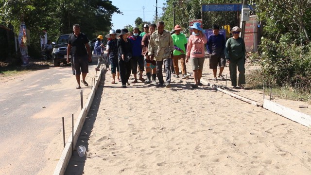 กลุ่มชาวบ้านคัดค้านหยุดสร้างถนนคอนกรีตทับลาดยาง