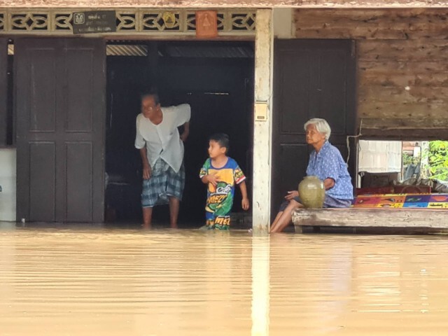 เรือล่มสูญหาย 1 ราย ถนนสัญจรไม่ได้