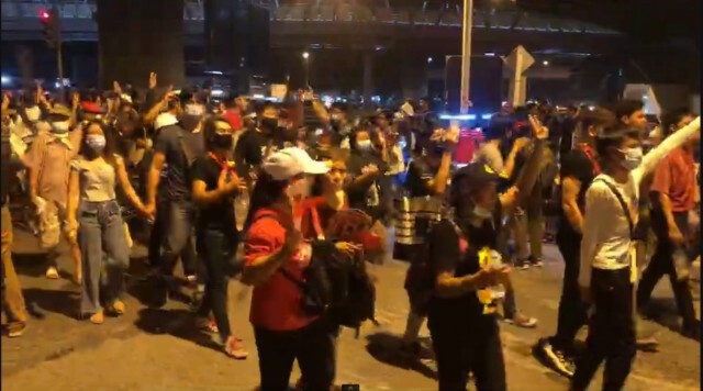 มวลชน 'คณะราษฎร' เคลื่อนเข้าปักหลัก 'แยกบางนา'