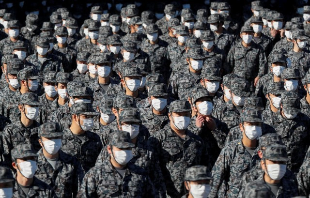 นายกฯญี่ปุ่นตรวจพลกองกำลังป้องกันตนเอง