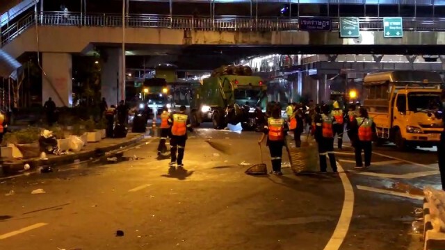 กทม.เร่งทำความสะอาด 5 แยกลาดพร้าว หลังยุติการชุมนุม