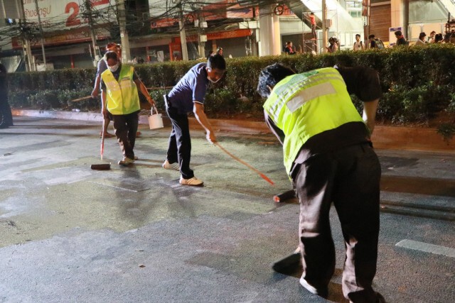 กทม.เร่งทำความสะอาด 5 แยกลาดพร้าว หลังยุติการชุมนุม