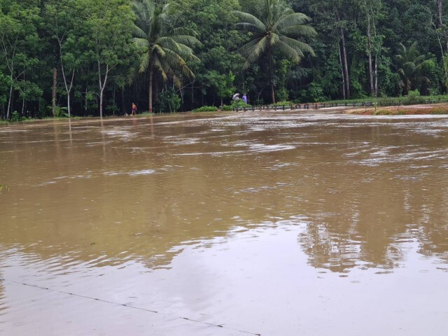 เรือล่มสูญหาย 1 ราย ถนนสัญจรไม่ได้