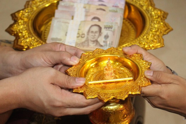 สาวหอบ 6 แสน แก้บน"กุมารเจ้าสัวเฮง" ประชาชนแห่ส่องอ่างน้ำมนต์ขอโชค