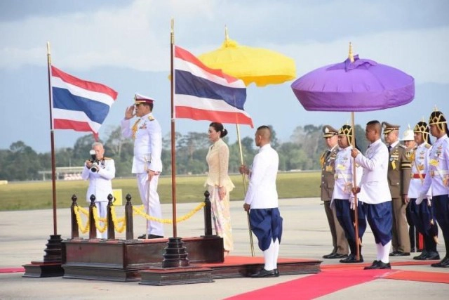 "ในหลวง-พระราชินี"ทรงเยี่ยมปชช.เฝ้าฯรับเสด็จในสนามบินตรัง