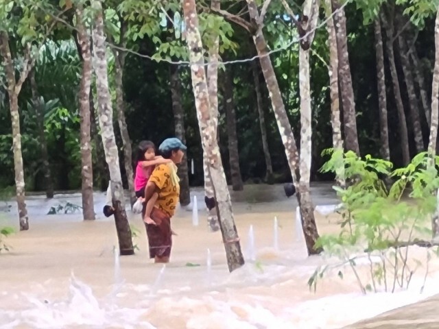 เรือล่มสูญหาย 1 ราย ถนนสัญจรไม่ได้