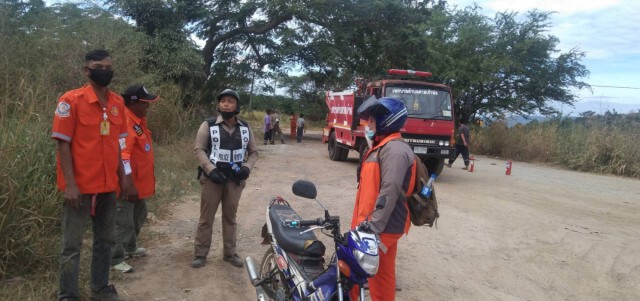 แตกตื่น! รถบรรทุกน้ำมันรั่วใกล้ตู้ยาม ตร.ทางหลวง