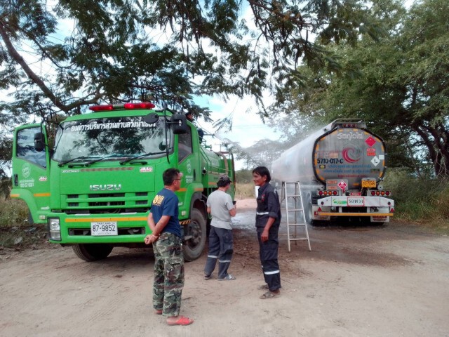แตกตื่น! รถบรรทุกน้ำมันรั่วใกล้ตู้ยาม ตร.ทางหลวง
