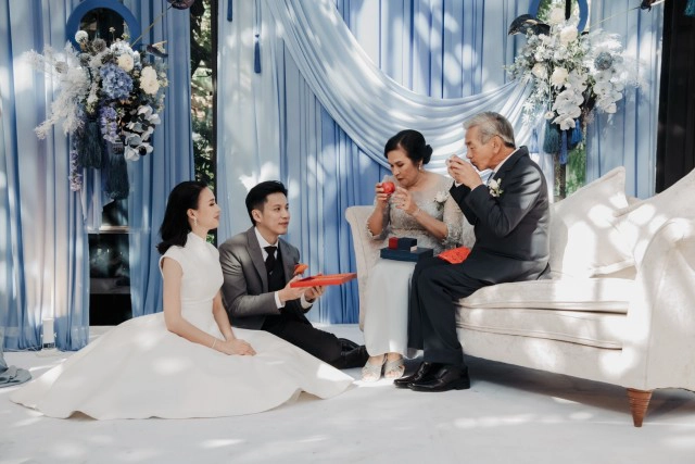 ชื่นมื่น! "รถเมล์ คะนึงนิจ" ควงหนุ่มนอกวงการเข้าประตูวิวาห์สไตล์ไชนีสโมเดิร์น