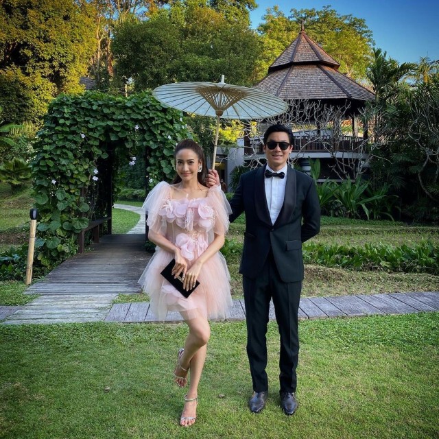 "แต้ว - ไฮโซณัย" ไปงานแต่ง หวานสุดขีดแย่งซีนงาน โลกเป็นสีชมพู