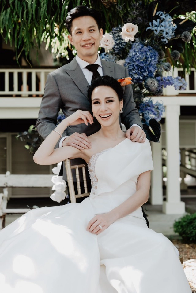 ชื่นมื่น! "รถเมล์ คะนึงนิจ" ควงหนุ่มนอกวงการเข้าประตูวิวาห์สไตล์ไชนีสโมเดิร์น