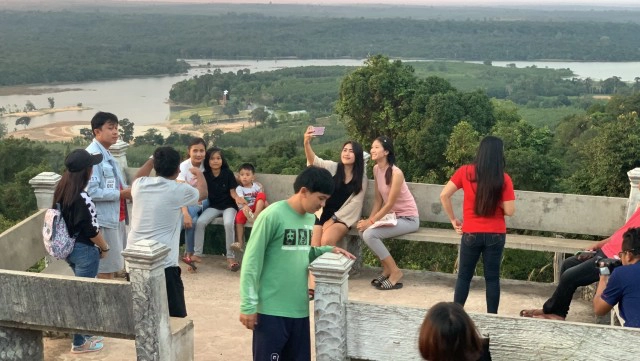 นทท.แห่สัมผัสอากาศหนาวบนหน้าผาพญากูปรีชมตะวันลับขอบฟ้า