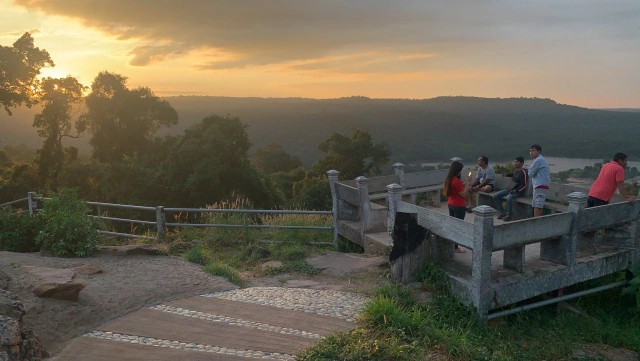 นทท.แห่สัมผัสอากาศหนาวบนหน้าผาพญากูปรีชมตะวันลับขอบฟ้า