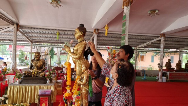 นักเสี่ยงโชคแห่แก้บน พร้อมขอเลขเด็ดไอ้ไข่เด็กวัดป่าพรหมยาน