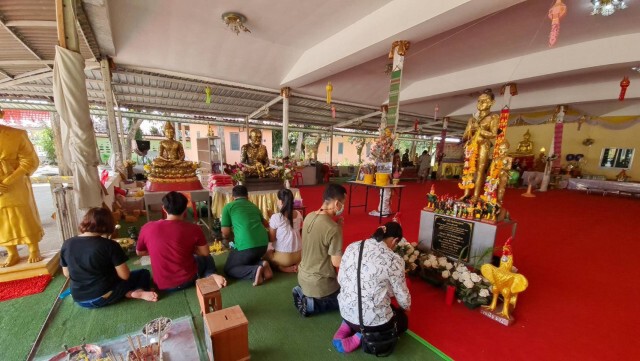 นักเสี่ยงโชคแห่แก้บน พร้อมขอเลขเด็ดไอ้ไข่เด็กวัดป่าพรหมยาน