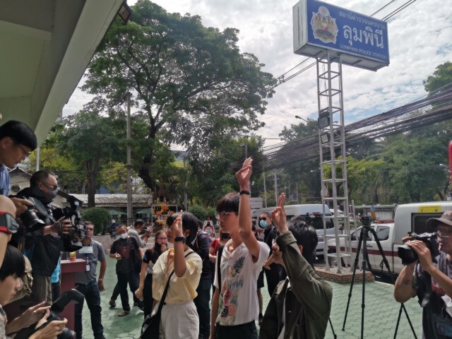 3แกนนำ"กลุ่มนักเรียนเลว" รับทราบข้อหาฝ่าฝืน"พ.ร.ก.ฉุกเฉินฯ"