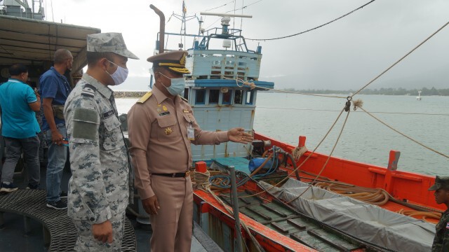 ศรชล.ภาค2 จับกุมเรือประมงดัดแปลงขนน้ำมันเถื่อน
