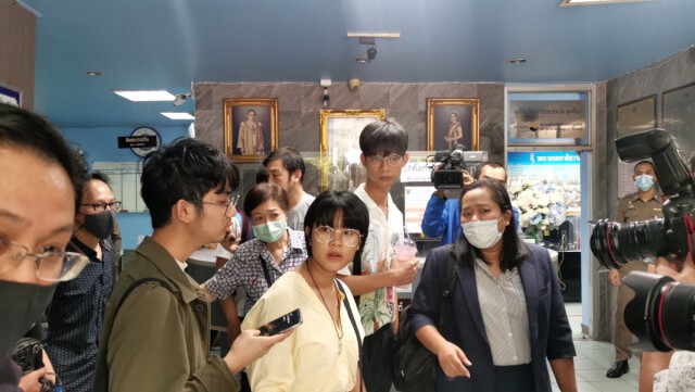 3แกนนำ"กลุ่มนักเรียนเลว" รับทราบข้อหาฝ่าฝืน"พ.ร.ก.ฉุกเฉินฯ"