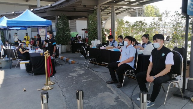 รถพระราชทานเก็บตัวอย่างพนักงานห้างเซ็นฯเฟสเชียงใหม่ 300 คน