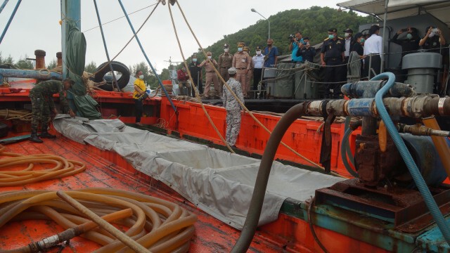 ศรชล.ภาค2 จับกุมเรือประมงดัดแปลงขนน้ำมันเถื่อน