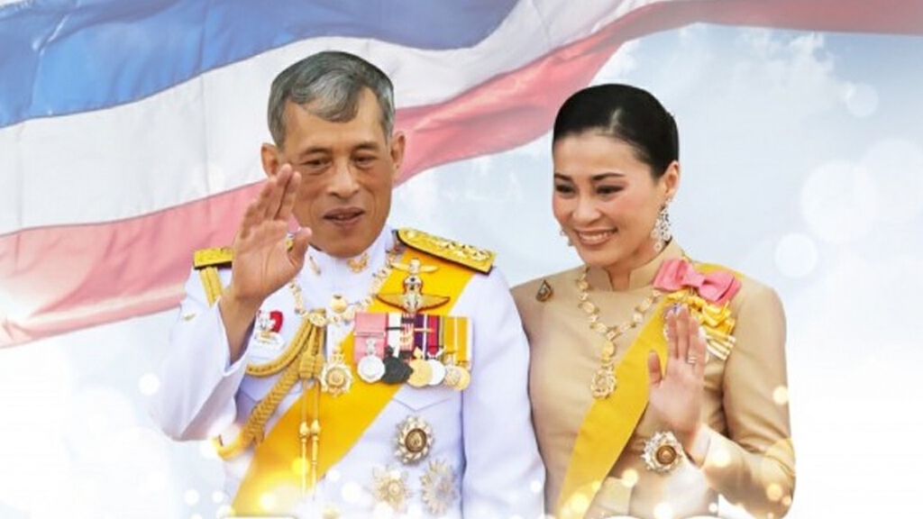 ครั้งแรกในประวัติศาสตร์! ในหลวง-พระราชินี จุดเทียนมหามงคล ร่วมกับพสกนิกร