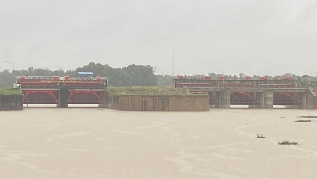 เปิดประตูระบายน้ำคลอง ร.1