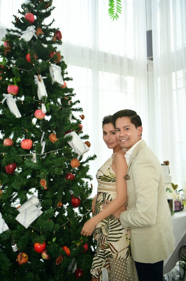คุณแม่ริต้า ออราพุ่ง อุ้มท้อง 5 เดือนครึ่งสามีคอยเคียงข้างไม่ห่างกาย