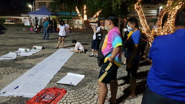 เพชรบูรณ์ชุมนุมไล่รบ.จับตาศาลตัดสินบิ๊กตู่ปมบ้านพักทหาร