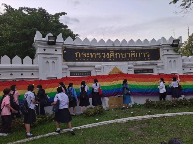 "กลุ่มนักเรียนเลว" เเขวนชุดหน้าศธ. จี้ยกเลิกบังคับใส่ชุดนักเรียน