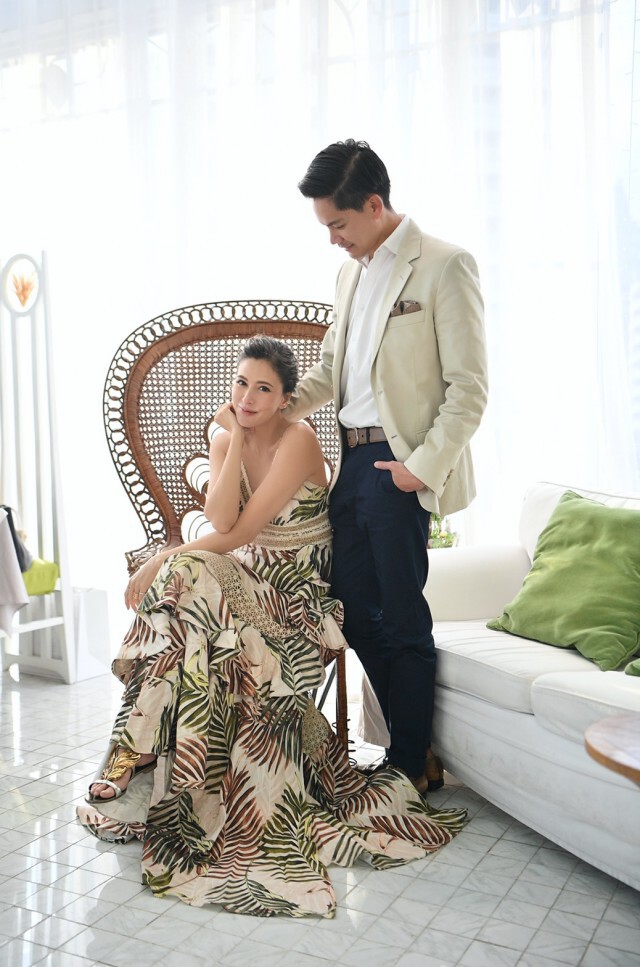 คุณแม่ริต้า ออราพุ่ง อุ้มท้อง 5 เดือนครึ่งสามีคอยเคียงข้างไม่ห่างกาย