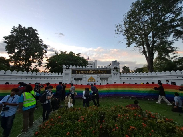 "กลุ่มนักเรียนเลว" เเขวนชุดหน้าศธ. จี้ยกเลิกบังคับใส่ชุดนักเรียน