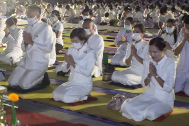 ฉลองตั้งจังหวัดครบ  27  ปีรวมใจใส่ชุดขาวสวดมนต์