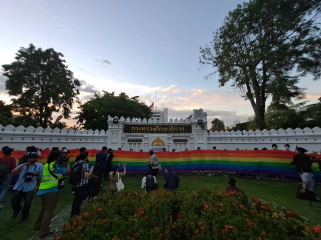 "กลุ่มนักเรียนเลว" เเขวนชุดหน้าศธ. จี้ยกเลิกบังคับใส่ชุดนักเรียน