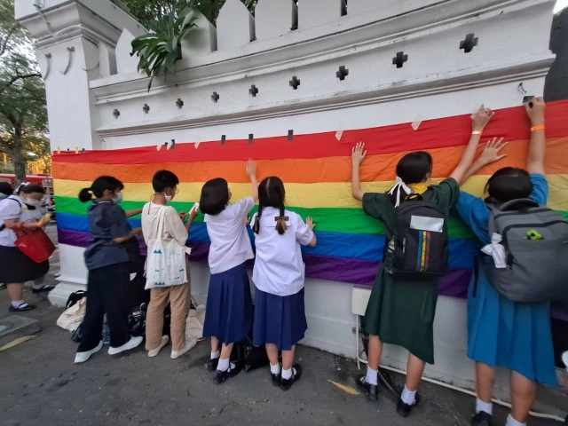 "กลุ่มนักเรียนเลว" เเขวนชุดหน้าศธ. จี้ยกเลิกบังคับใส่ชุดนักเรียน