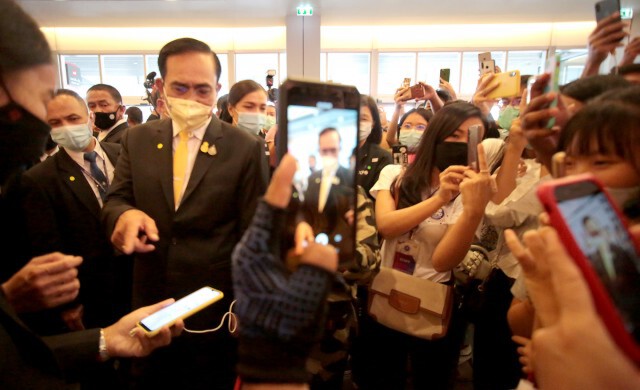 " ประวิตร" ไม่เห็นด้วยมวลชนชุมนุมหน้าศาล
