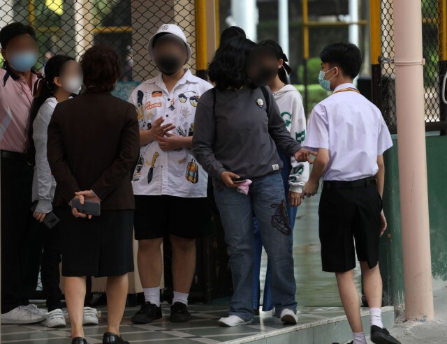"พุทธะอิสระ" สุดงง!! ตอนชุมนุมอยากแต่งชุดนักเรียน แต่เวลาเรียนจะแต่งชุดไปรเวท