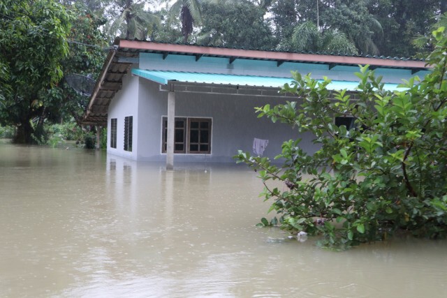 ชาวบ้านริมทะเลสาบ อพยพกางเต็นท์นอนบนถนน
