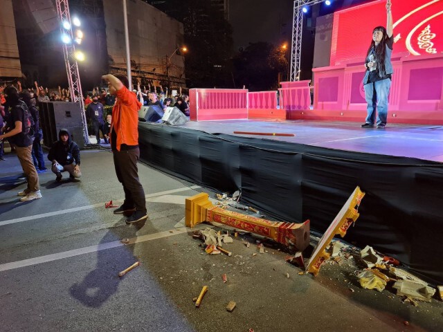 "ครูใหญ่ อรรถพล​" ทุบศาลพระภูมิกลางม็อบ ระบุ "คิดอยู่แล้วว่าต้องเป็นแบบนี้"