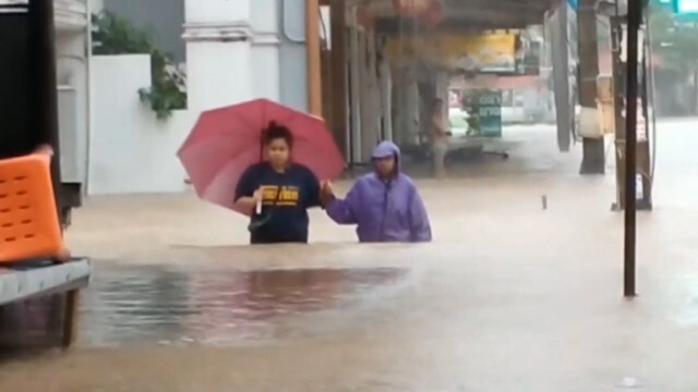 ชาวบ้านทุ่งสงแห่ตุนอาหาร หลังน้ำป่าทะลัก